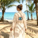 Bu özel kimono, sırtında yer alan güçlü göz nakışı ile sadece bir tasarım değil, aynı zamanda bir anlam sunar.