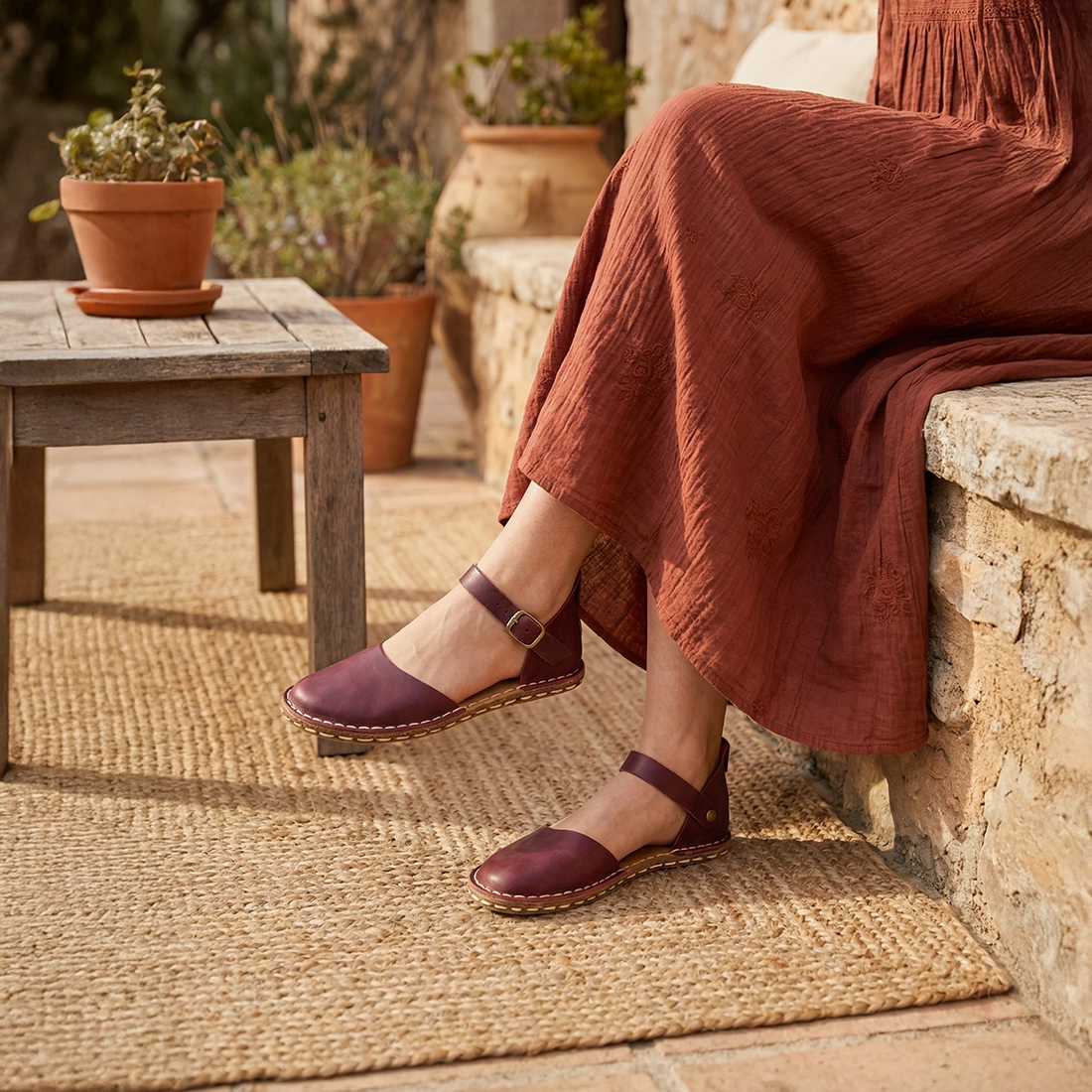 Bordo Renk Deri Barefoot Kadın Sandaleti – Minimalist Tasarım