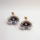 İnci ve Kristallerle Göz İşlemeli Özel Tasarım Küpeler – El Yapımı - Mavi ve Beyaz